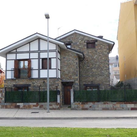 Casa Con Jardin Frente Ciudadela Villa ฮากา ภายนอก รูปภาพ